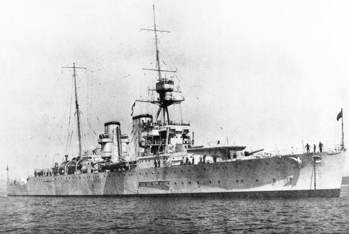 Heavy_cruiser_HMS_Effingham_(D98)_in_1925
